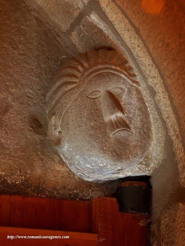 INTERIOR DE LA PUERTA DE ENTRADA: CABECITA PARA ENGARZAR EJE